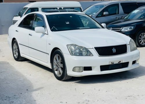 REnt Toyota crown IN DAR
